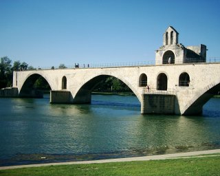 Avignon, tam je shon, tam na most vichni tan, Avignon, tam je shon, tan cel Avignon. ;-)