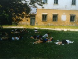 Moravský Krumlov - odpolední odpočinková idyla na trávníku.